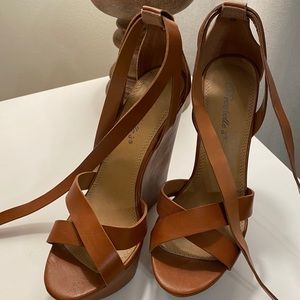 Breckelle’s tan wedges